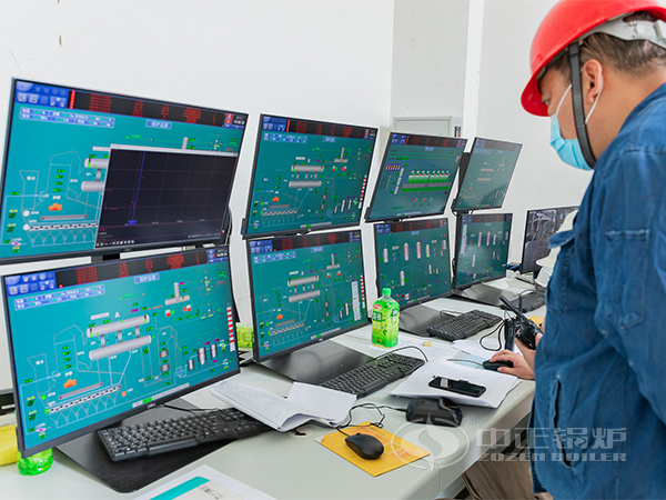 中正售后人員鍋爐查看鍋爐控制系統(tǒng)